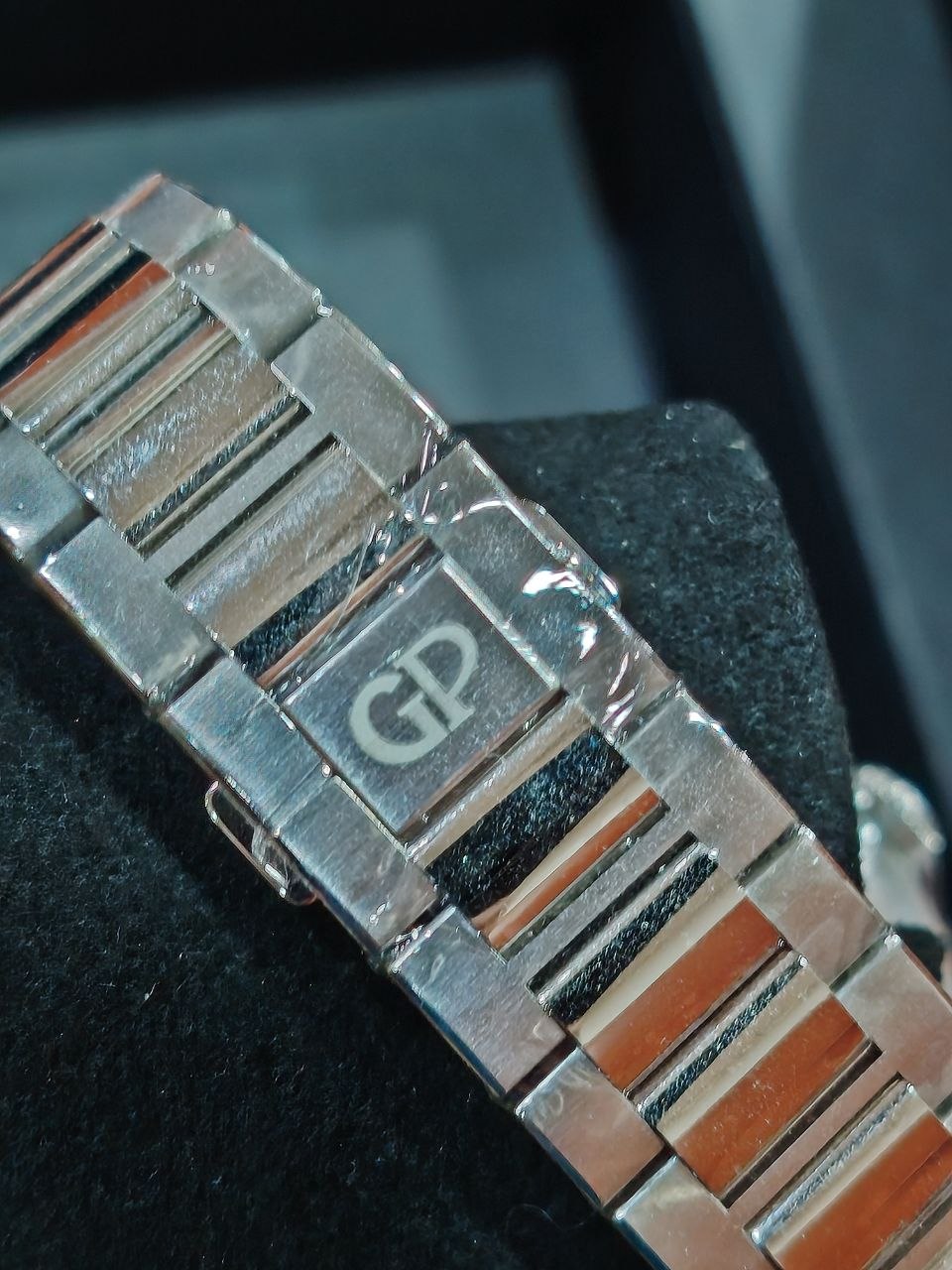 Girard Pereagux 42mm Laureato Blue Waffle dial - Image 4