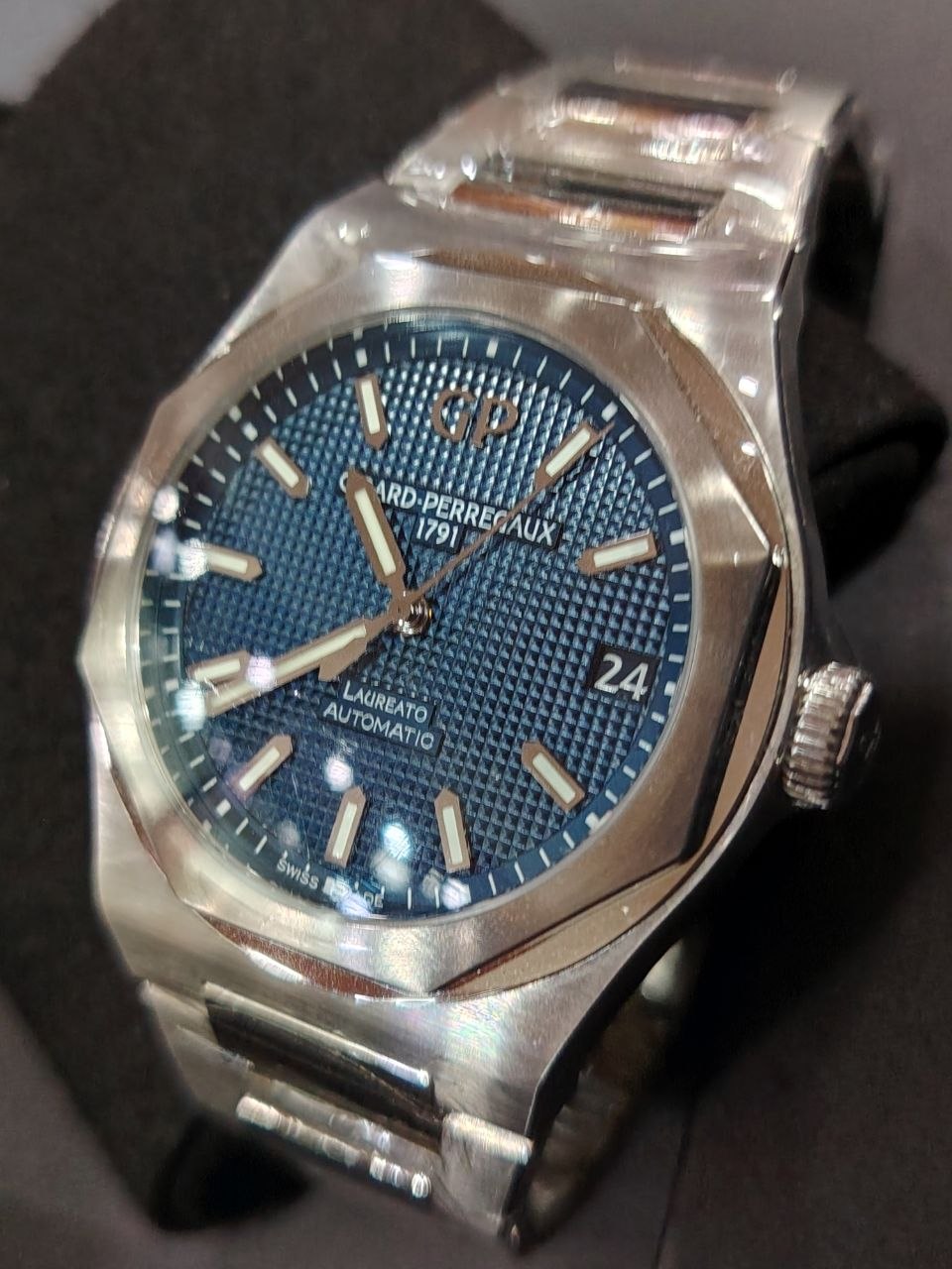 Girard Pereagux 42mm Laureato Blue Waffle dial - Image 5